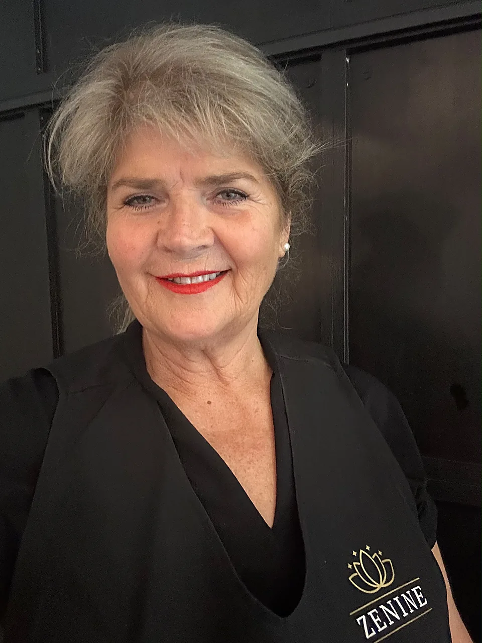 Ine Schrijver in de salon, in het zwarte Zenine-uniform