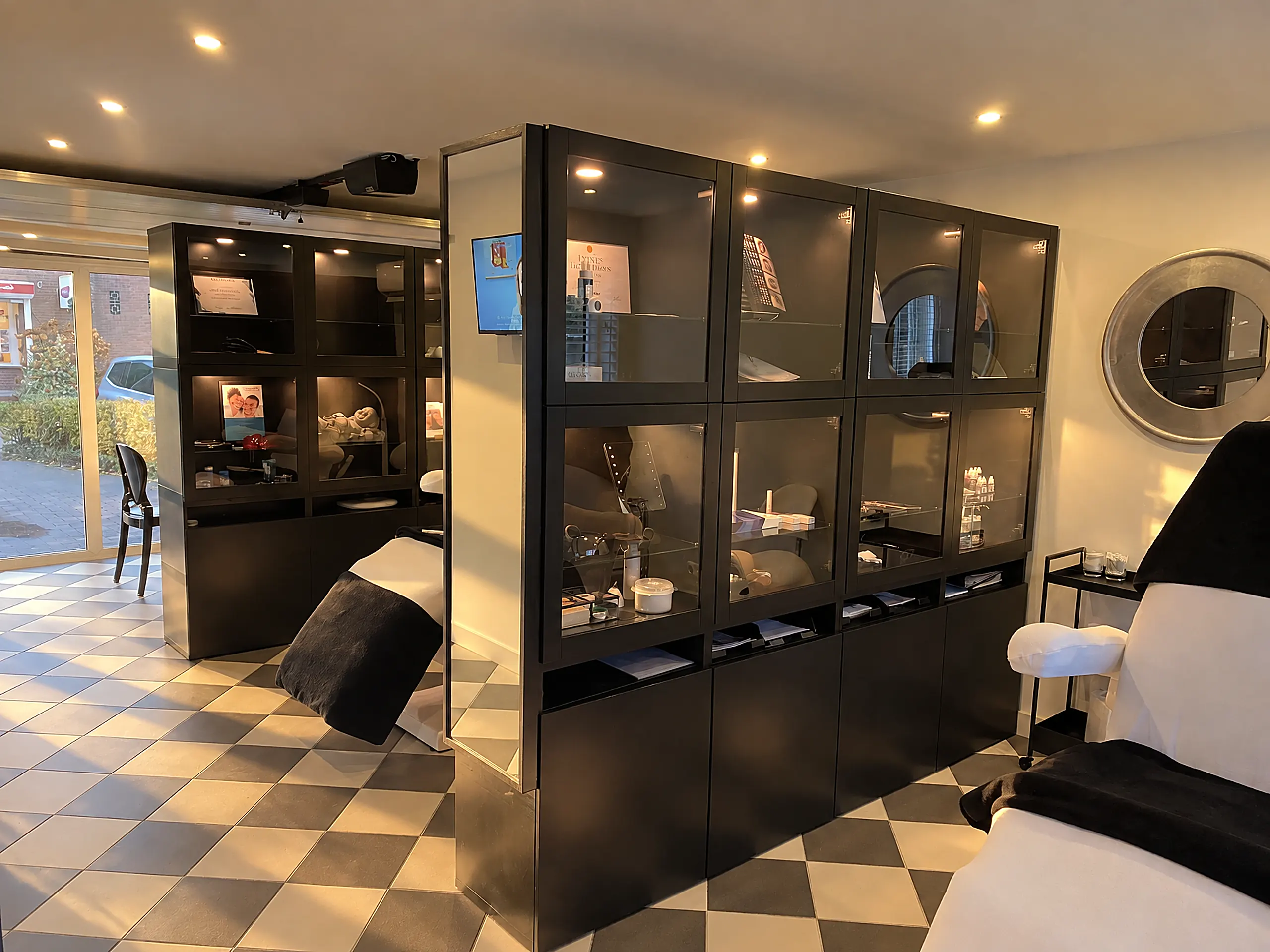 De zwart-witte behandelruimte van schoonheidssalon Zenine in Huissen