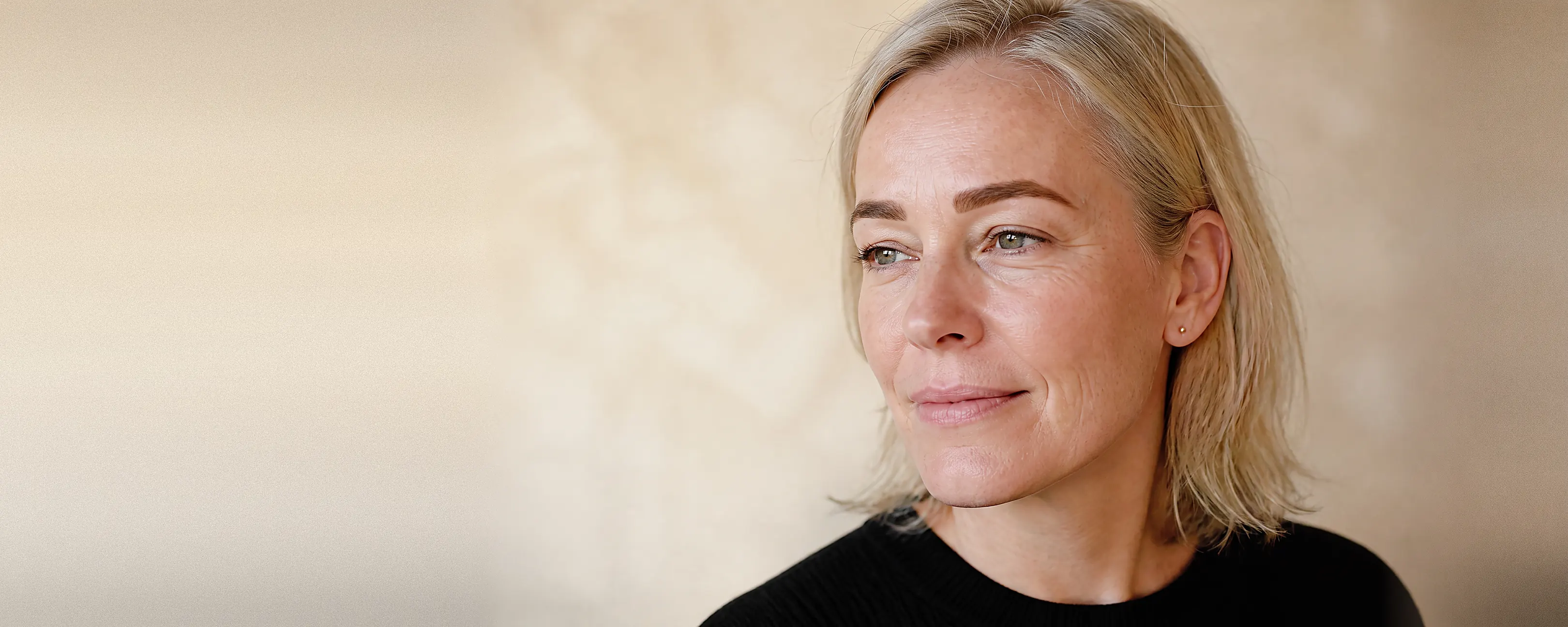 Vrouw met volle, warmbruin getinte wenkbrauwen na henna brows
