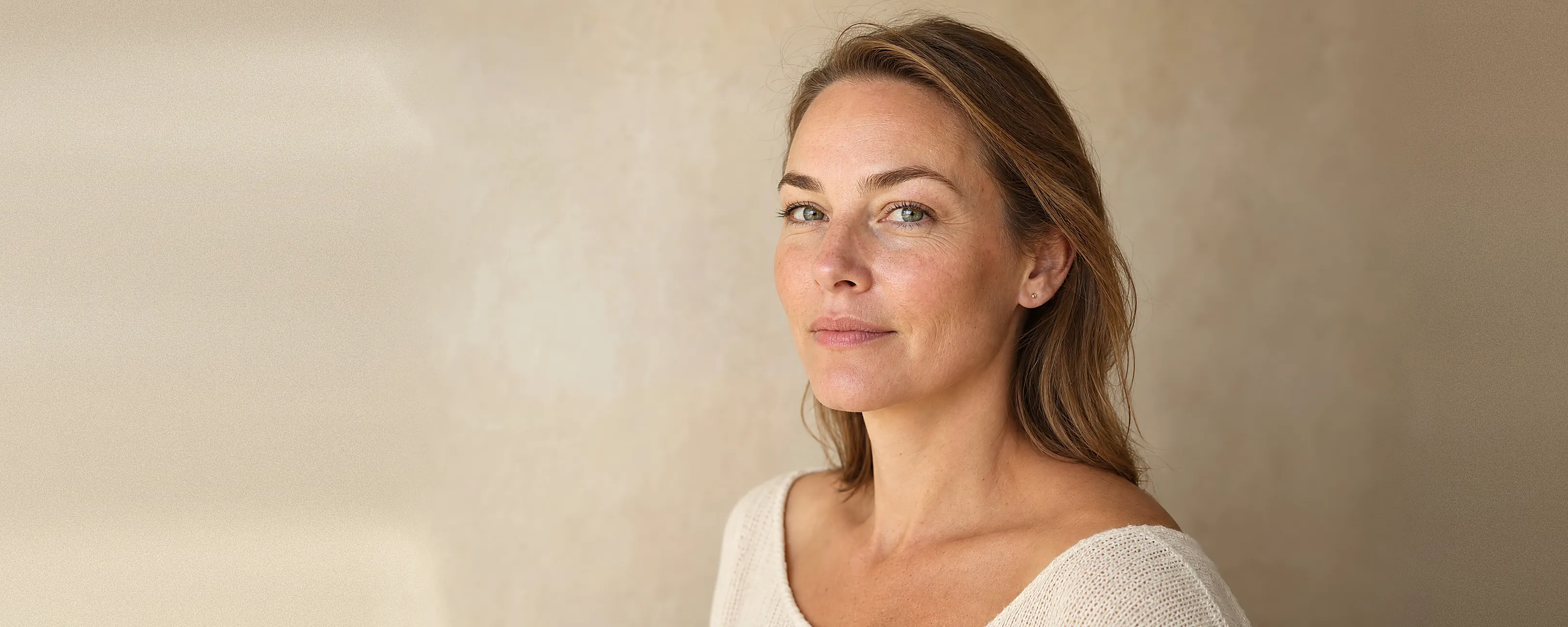 Vrouw met natuurlijke, verzorgde wenkbrauwen in zacht daglicht