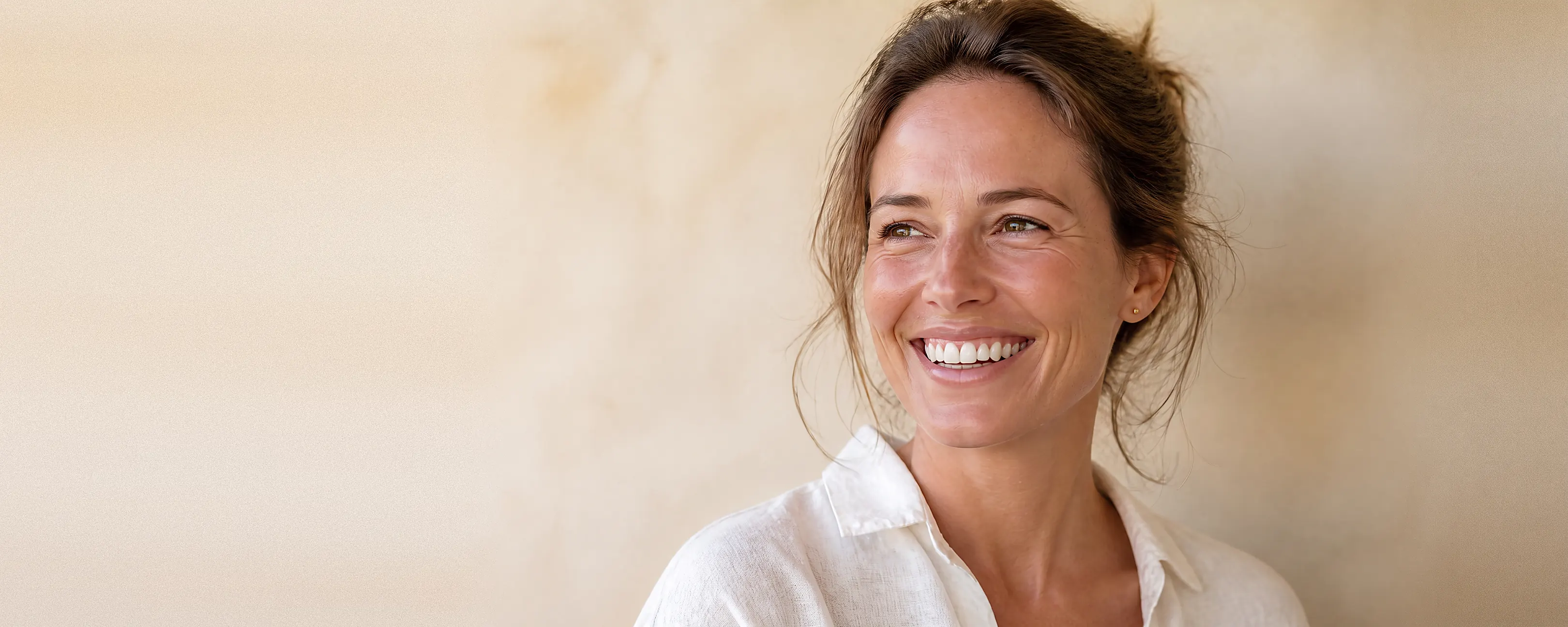 Lachende vrouw met witte tanden en een stralende glimlach