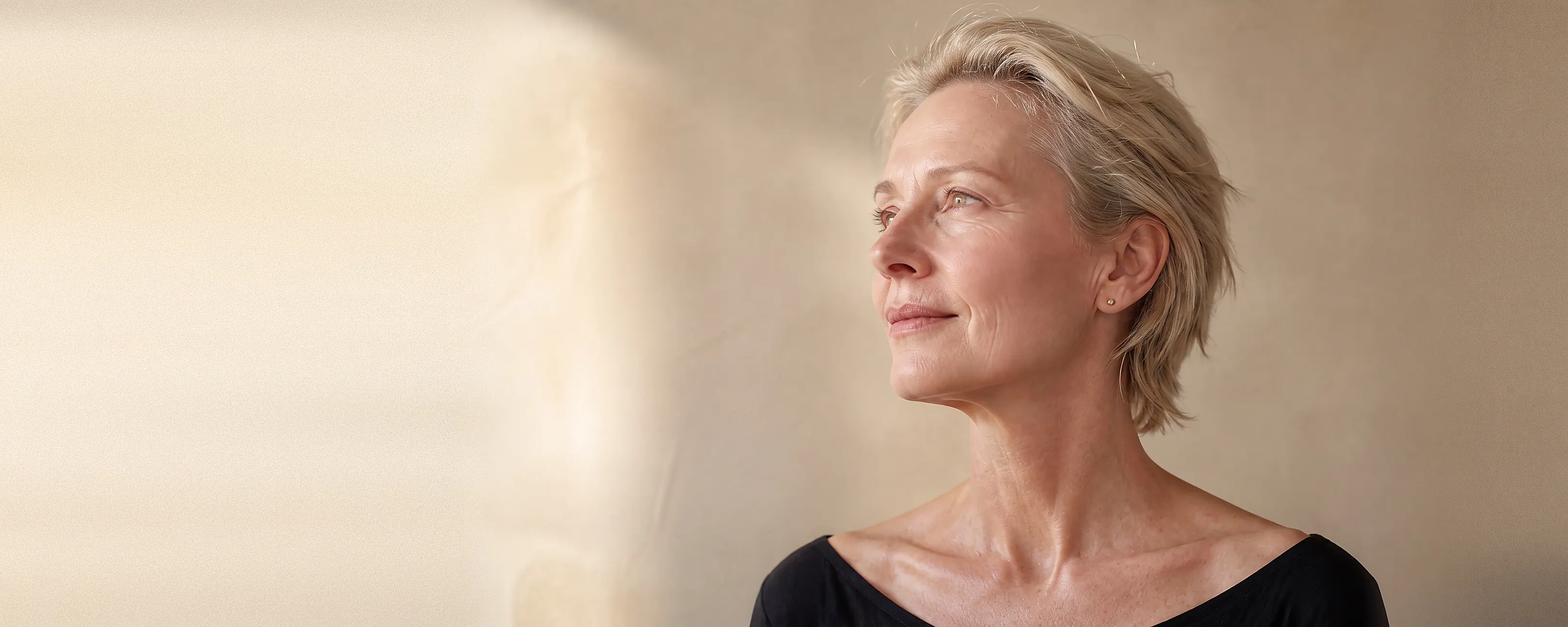 Vrouw met een egale, rustige huid op gezicht, hals en decolleté