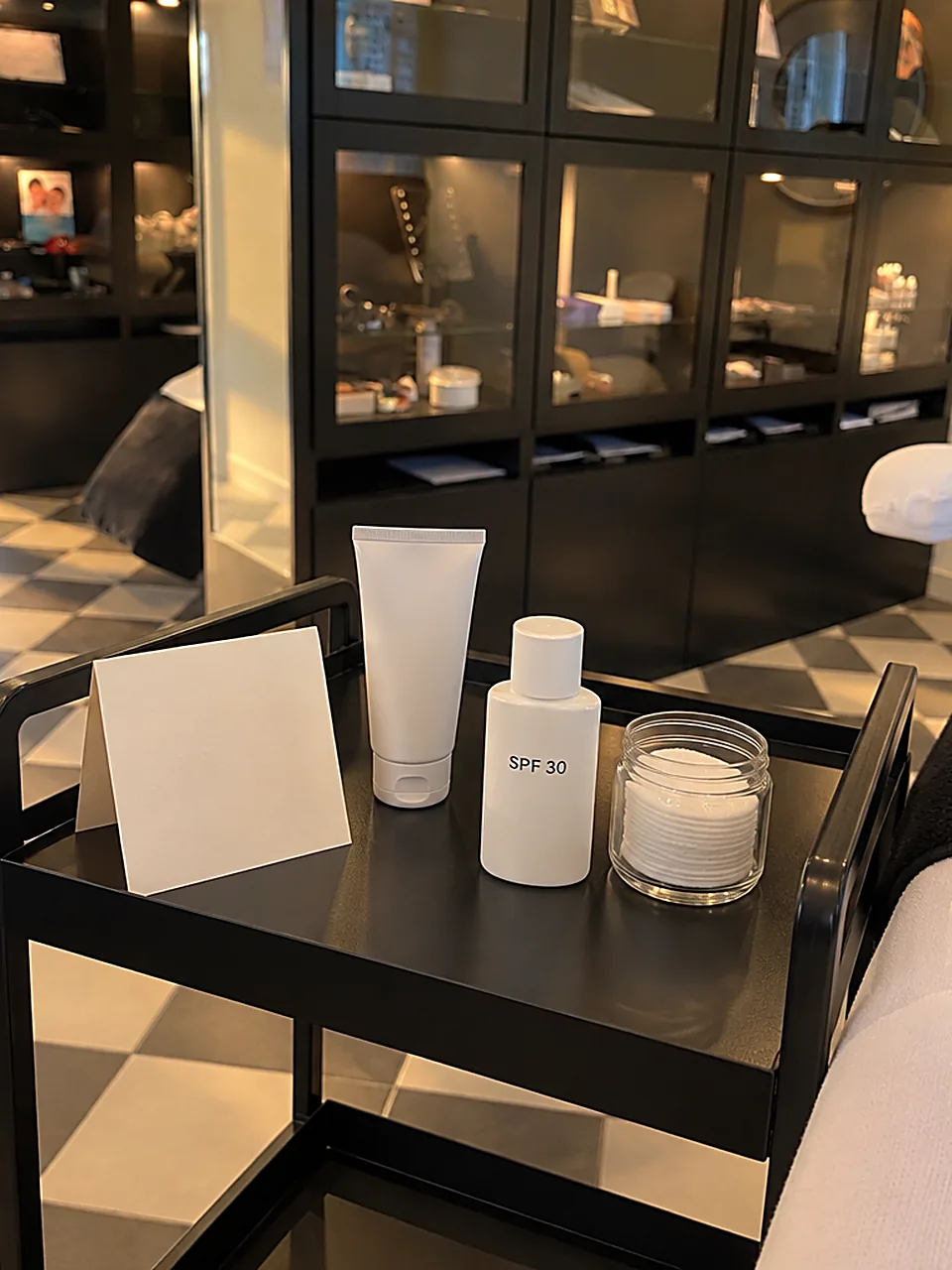 Nazorgkaartje, verzorgende zalf en zonnebrand factor 30 klaargezet op het bijzettafeltje in de salon