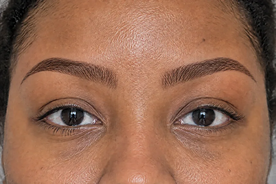 Henna brows: na de behandeling (voorbeeldbeeld)