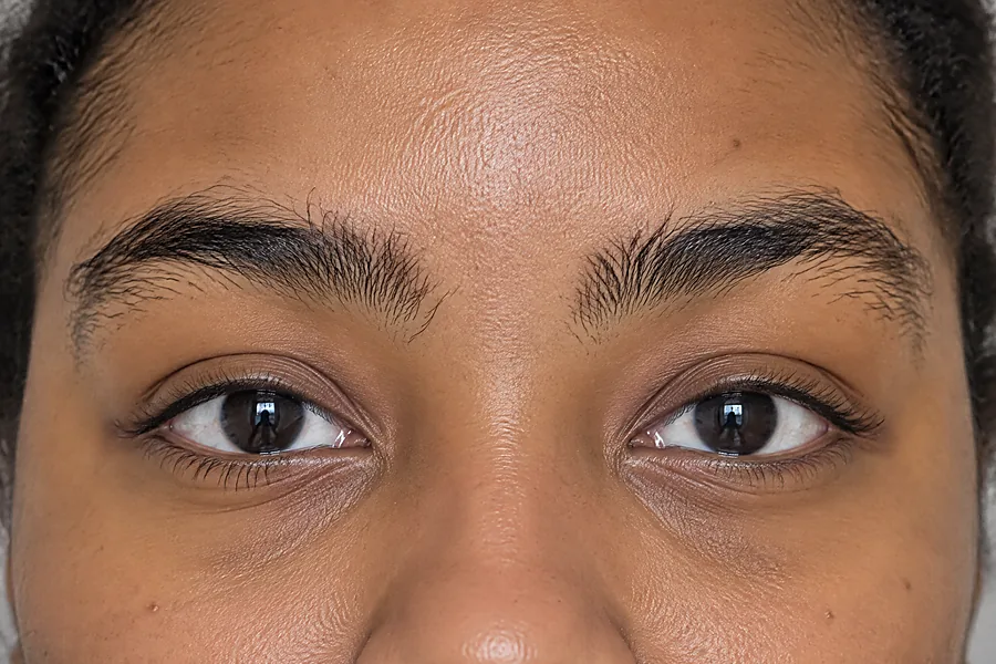 Henna brows: voor de behandeling (voorbeeldbeeld)