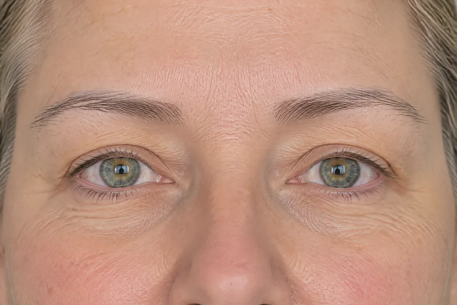 Henna brows: voor de behandeling (voorbeeldbeeld)