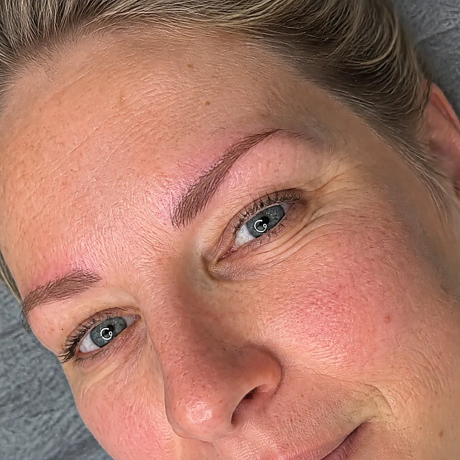 Permanente make-up wenkbrauwen: na de behandeling (voorbeeldbeeld)