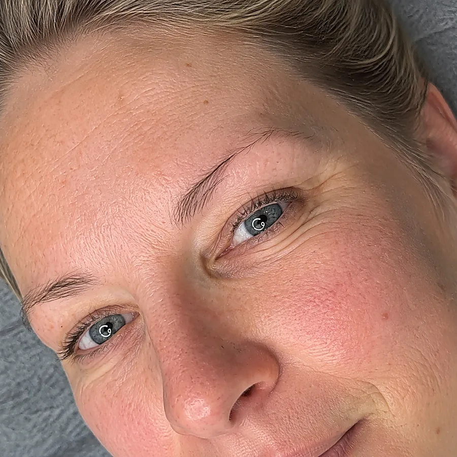 Permanente make-up wenkbrauwen: voor de behandeling (voorbeeldbeeld)