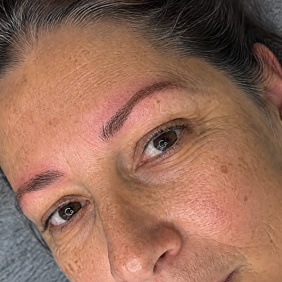 Permanente make-up wenkbrauwen: na de behandeling (voorbeeldbeeld)