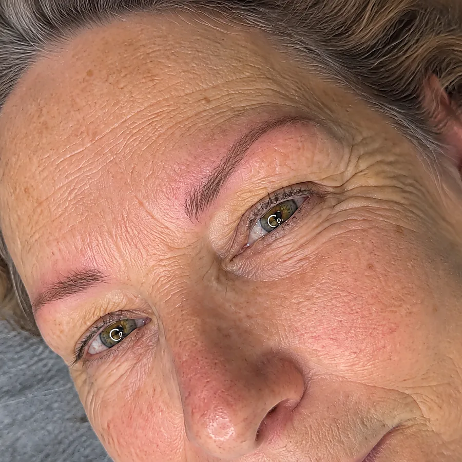 Permanente make-up wenkbrauwen: na de behandeling (voorbeeldbeeld)