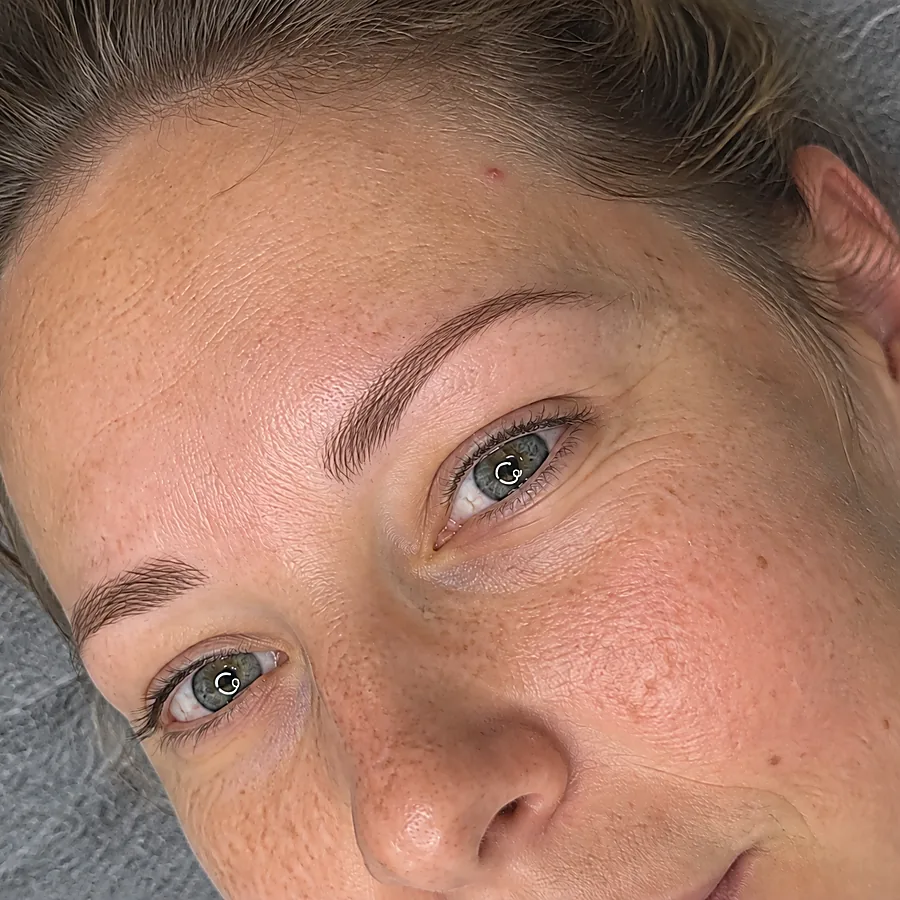 Permanente make-up wenkbrauwen: na de behandeling (voorbeeldbeeld)