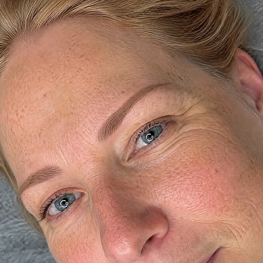 Permanente make-up wenkbrauwen: na de behandeling (voorbeeldbeeld)