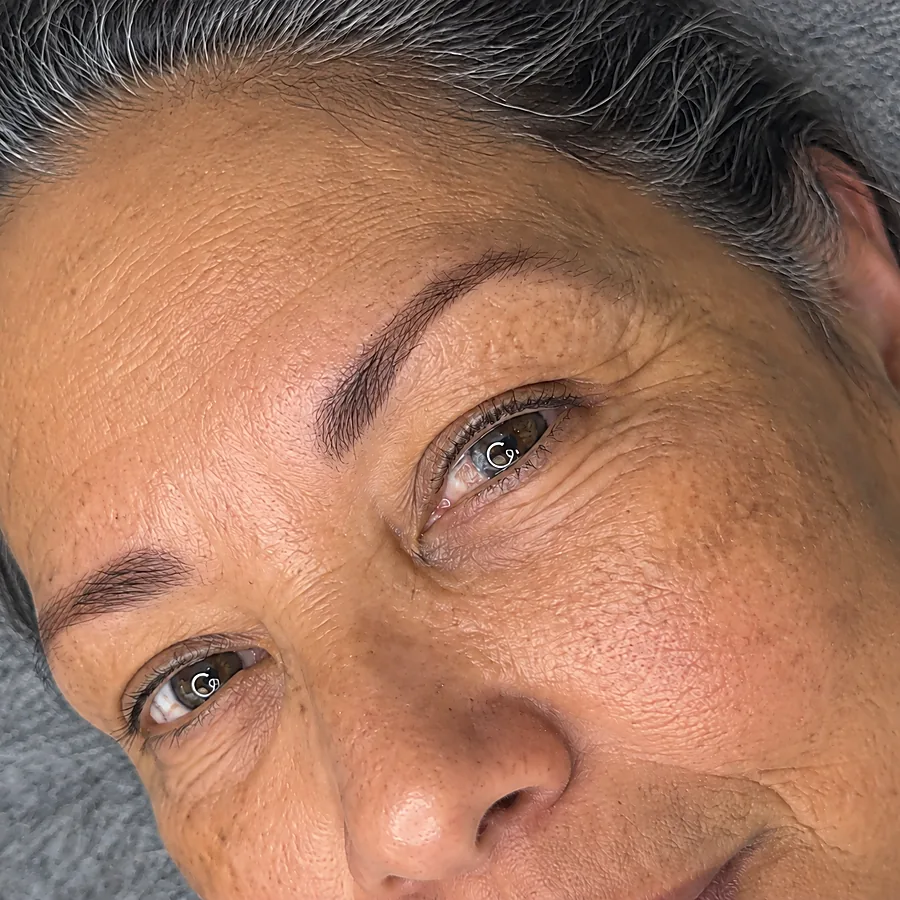 Permanente make-up wenkbrauwen: na de behandeling (voorbeeldbeeld)