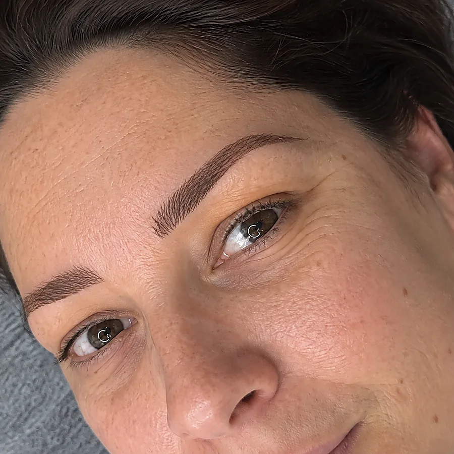 Permanente make-up wenkbrauwen: na de behandeling (voorbeeldbeeld)