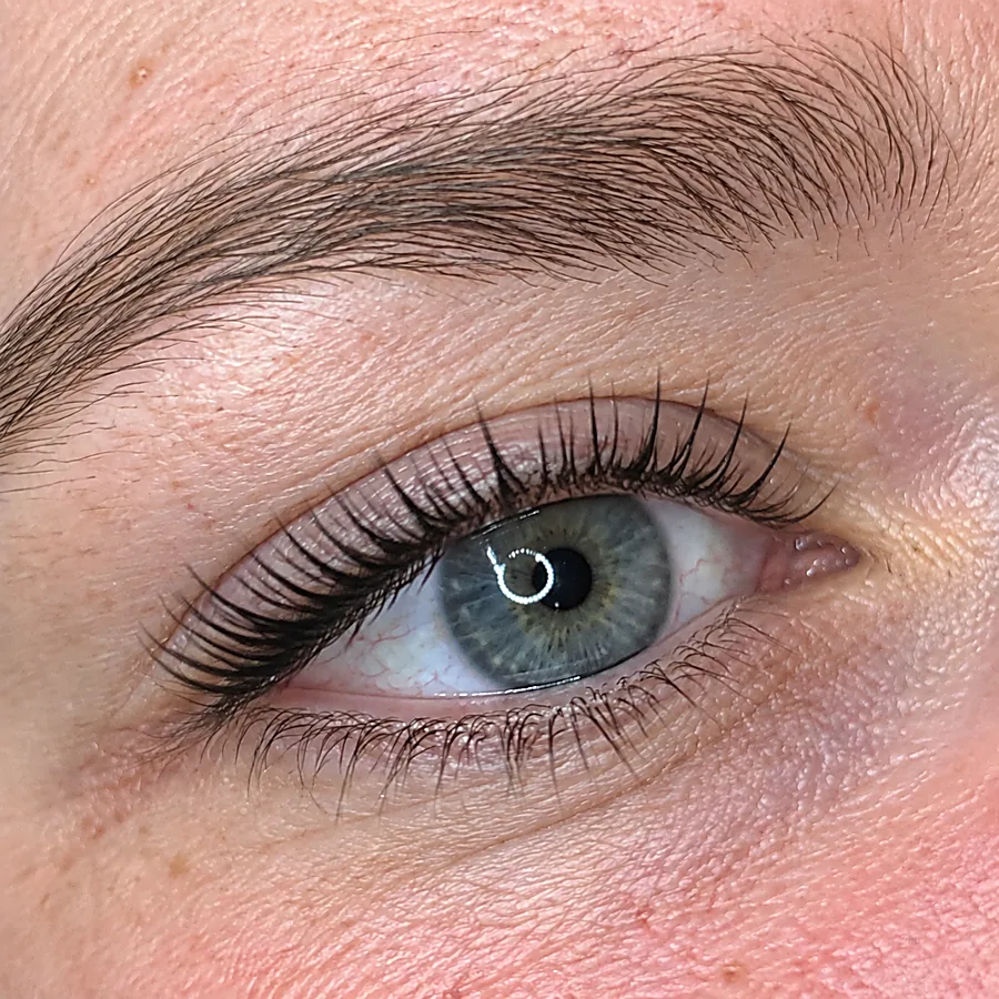 Wimperlifting: na de behandeling (voorbeeldbeeld)