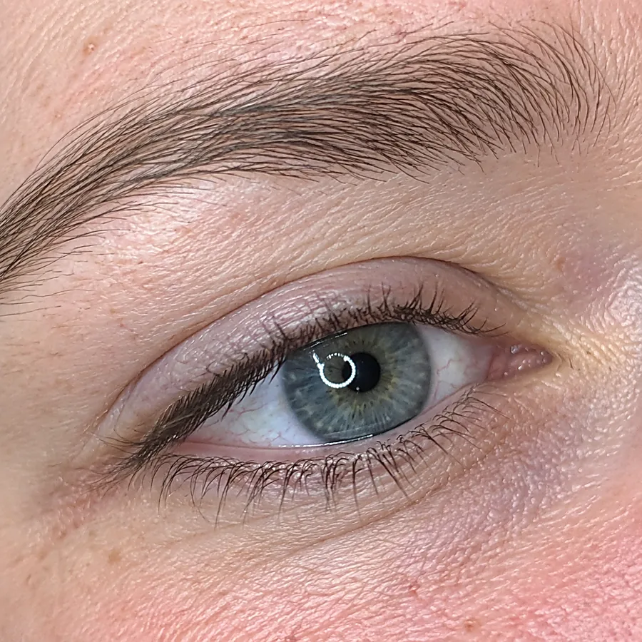 Wimperlifting: voor de behandeling (voorbeeldbeeld)