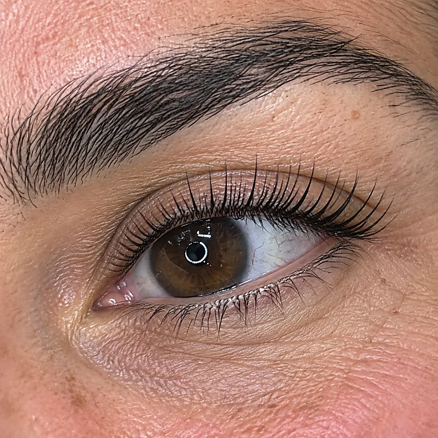Wimperlifting: na de behandeling (voorbeeldbeeld)