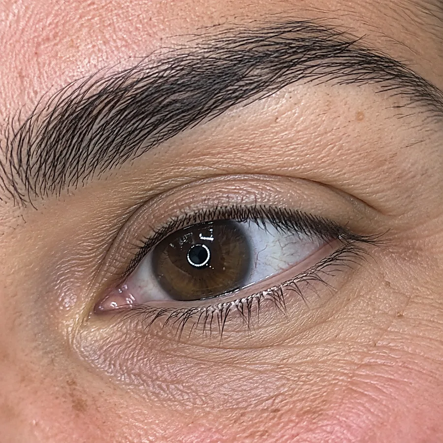 Wimperlifting: voor de behandeling (voorbeeldbeeld)