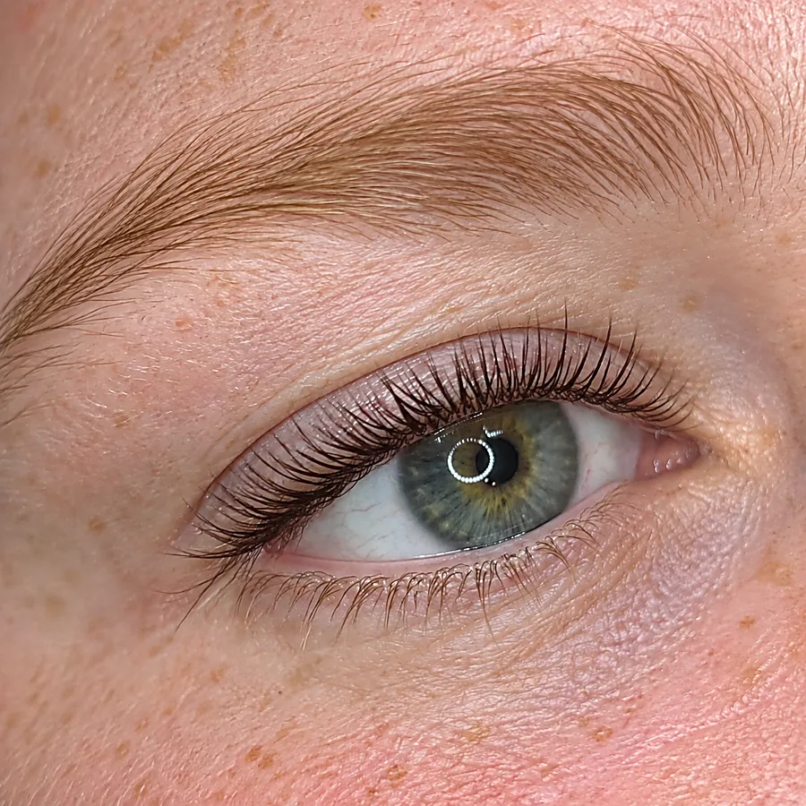 Wimperlifting: na de behandeling (voorbeeldbeeld)