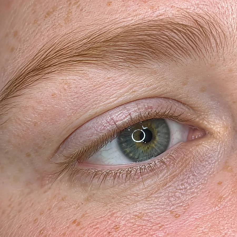Wimperlifting: voor de behandeling (voorbeeldbeeld)