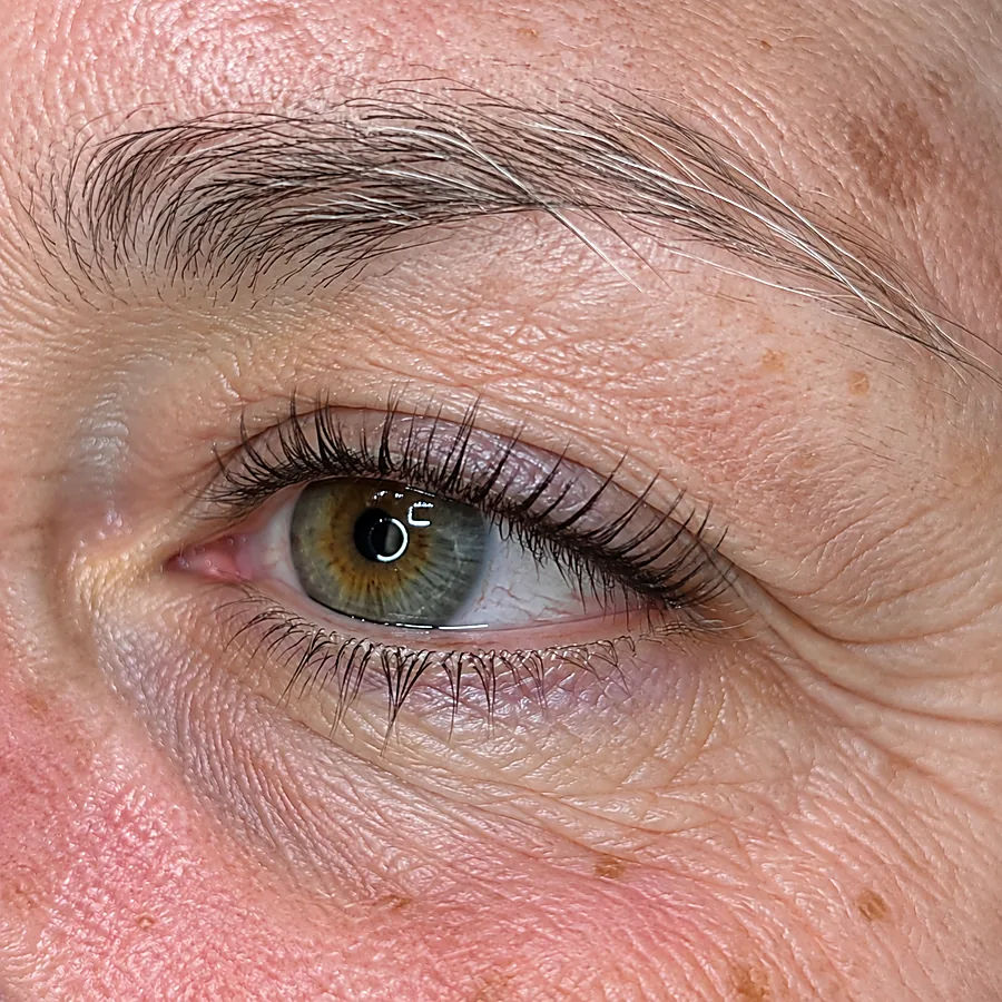 Wimperlifting: na de behandeling (voorbeeldbeeld)