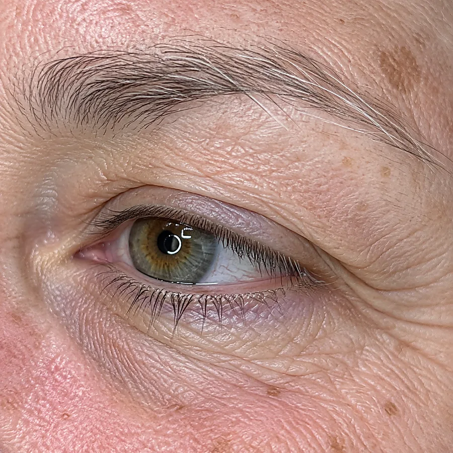 Wimperlifting: voor de behandeling (voorbeeldbeeld)