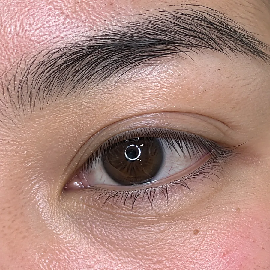 Wimperlifting: voor de behandeling (voorbeeldbeeld)
