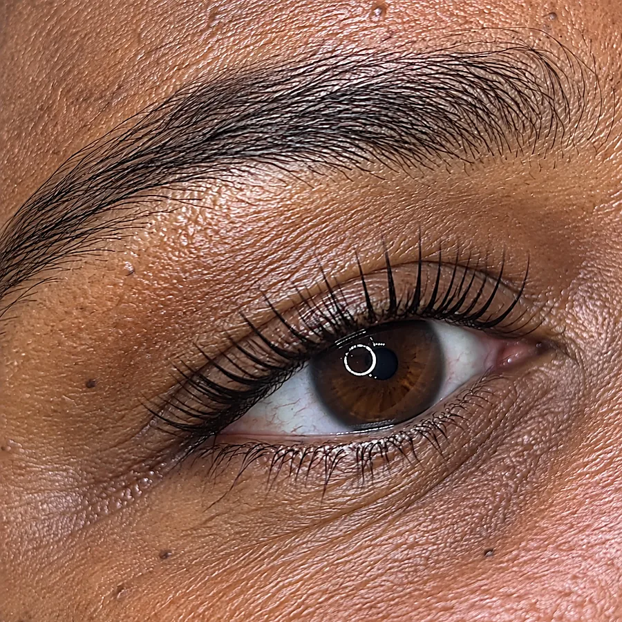 Wimperlifting: na de behandeling (voorbeeldbeeld)