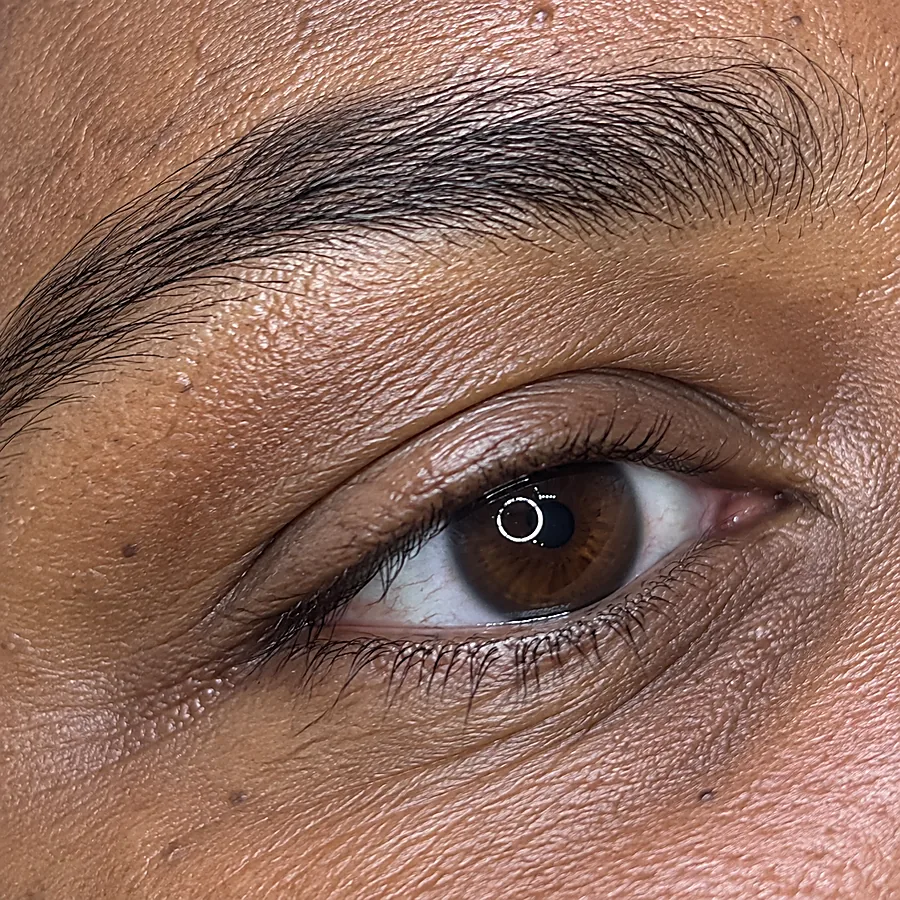 Wimperlifting: voor de behandeling (voorbeeldbeeld)